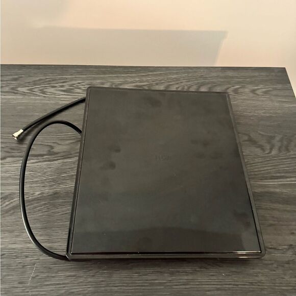 RCA indoor flat amplifier antenna to get local cable TV - Picture 1 of 2